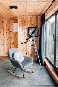 een kamer met een stoel en een camera bij Zen Sasino in Sasino