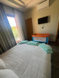 Ένα ή περισσότερα κρεβάτια σε δωμάτιο στο Appartement avec Solarium Privé au Vizir Résidence Prestigieuse avec Accès au Parc +36 φωτογραφίες