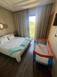 - une chambre avec un grand lit et une fenêtre dans l'établissement Appartement avec Solarium Privé au Vizir Résidence Prestigieuse avec Accès au Parc, à Marrakech