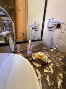 La salle de bains est pourvue d'un lavabo et d'un miroir. dans l'établissement Appartement avec Solarium Privé au Vizir Résidence Prestigieuse avec Accès au Parc, à Marrakech