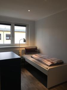 a bed in a room with a window at Einzelzimmer mit Bad in Zwickau