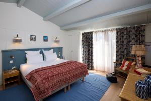 1 dormitorio con 1 cama grande y 1 sofá en La Mission - l'île d'Yeu, en Île d'Yeu
