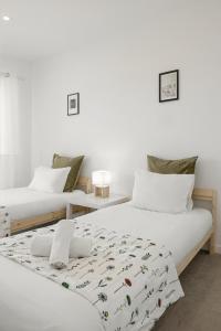 two beds sitting next to each other in a room at Villa Lagoa in Vau +20 photos