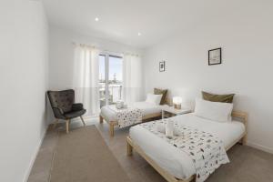 a bedroom with a bed and a couch and a chair at Villa Lagoa in Vau