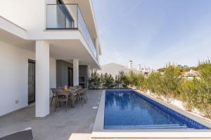 an image of a villa with a swimming pool at Villa Lagoa in Vau