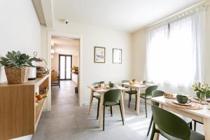 een keuken en eetkamer met tafels en stoelen bij Palazzo Costarelli - Bed and Breakfast in Catania