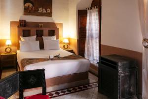 sypialnia z dużym łóżkiem w pokoju w obiekcie Riad Alili w Marakeszu