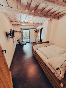 ein Schlafzimmer mit einem großen Bett in einem Zimmer in der Unterkunft Kellerstöckl am Berg - Das Grüne in Steinbach