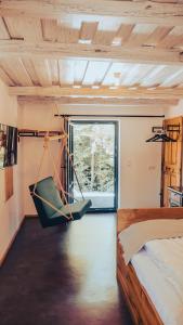 ein Schlafzimmer mit einem Bett und einer Schaukel in der Unterkunft Kellerstöckl am Berg - Das Grüne in Steinbach