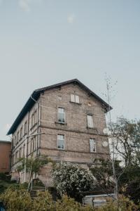 ノイシュタット・アン・デア・ヴァインシュトラーセにあるWeinstraßen Apartment mit Zentrumsanbindungのレンガ造りの大きな建物(窓側)