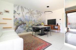 un soggiorno con tavolo e TV di Luxury Apartment con Terrazza, Palestra, CoWork & Box Privato a Milano