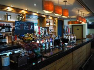 um bar com muitas garrafas de licor em Future Inn Plymouth em Plymouth