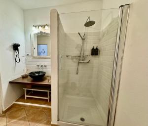 ein Bad mit einer Dusche und einem Waschbecken in der Unterkunft Casa Rural “Los Campos” in Almogía