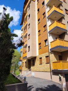 ズラティボールにあるApartman Gavrilov 1の黄色いバルコニー付きの建物