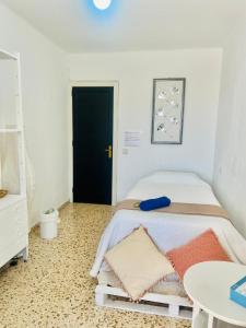 ein kleines Schlafzimmer mit einem Bett und einem Tisch in der Unterkunft Habitacion RUSTICA en Palma para una sola persona en casa familiar in Palma de Mallorca