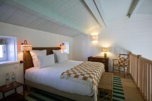 1 dormitorio con cama, escritorio y silla en La Mission - l'île d'Yeu, en Île d'Yeu