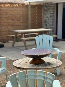 een tafel en stoelen en een tafel en stoelen bij Maison des années 1920 - à 150 m de l'océan et proche des commodités - 4 logements indépendants in Saint-Jean-de-Monts