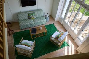 vistas panorámicas a una sala de estar con sofá y sillas en La Mission - l'île d'Yeu, en Île d'Yeu