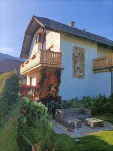 a house with a balcony on the side of it at Haus Katris in Mauterndorf