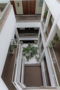 een uitzicht op een gebouw met planten bij Olympic Inn Casablanca in Casablanca