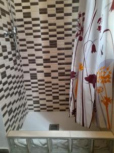 a shower with curtains and a bench in a bathroom at La Ferroviaria - Habitaciones Con Baño Privado Sin Ascensor in Zaragoza