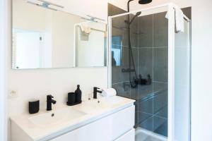 een badkamer met een wastafel en een douche bij Brussels EU Design Residence in Brussel