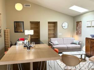 a living room with a table and a couch at Loft en campagne proche de l’Isle sur Sorgue in Le Thor