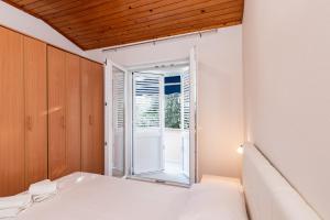 a bedroom with a bed and a window at Apartments Tauzer in Mandre