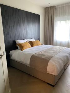 a bedroom with a large bed with a window at Boutique Hotel Herbergh Amsterdam Airport FREE PARKING in Badhoevedorp