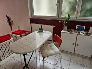 une salle à manger avec une table et des chaises blanches dans l'établissement Megi, à Esslingen am Neckar