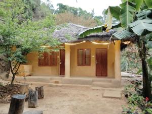 mały dom w środku lasu w obiekcie Cosmic Mud House Kanthalloor w mieście Kanthalloor