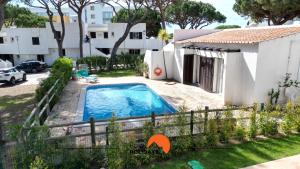 a swimming pool in a yard next to a house at #214 Vivenda 3 Quartos by Home Holidays in Branqueira