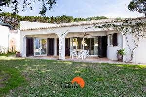 a white house with a patio with a table at #214 Vivenda 3 Quartos by Home Holidays in Branqueira