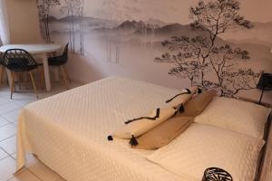 Postel nebo postele na pokoji v ubytování "Quen'Toy Apparts" Studio 2p