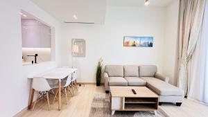 杜拜的住宿－OYO 1290 Home Fully Furnished 1bed Apartment @JVC，客厅配有沙发和桌子