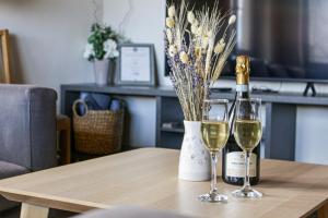Pensiunea Banffy في توبليتا: طاولة مع كأسين من النبيذ وزجاجة من الشمبانيا