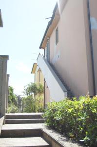 un ensemble d'escaliers à côté d'un bâtiment avec une cage d'escalier dans l'établissement Casa Millo a Marina di Cecina by Zoom In Earth, à Marina di Cecina