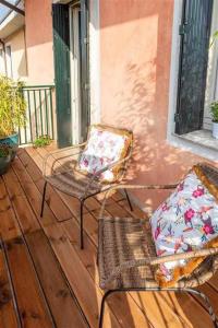- une terrasse couverte avec des chaises et un oreiller dans l'établissement Destiny home 5 bardolino, à Bardolino