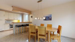 cocina y comedor con mesa y sillas en strandnahes Ferienhaus mit Terrasse, Strandamsel, Binz en Binz