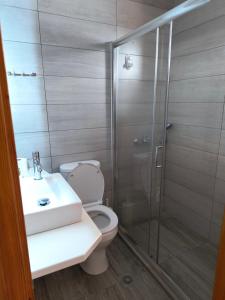 Koupelna v ubytování Kostas Christos Rooms
