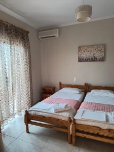 מיטה או מיטות בחדר ב-Kostas Christos Rooms