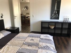 ein Schlafzimmer mit einem Bett mit einer Decke darauf in der Unterkunft Ferienwohnung Paradies Hella in Kippenheim