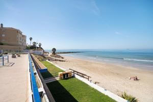a view of a beach and the ocean at Goleta in El Puerto de Santa María