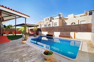 a swimming pool in the backyard of a house at Goleta in El Puerto de Santa María