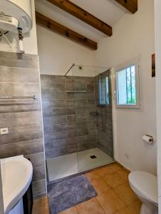 卡爾熱斯的住宿－MARCHESE，带淋浴、卫生间和盥洗盆的浴室