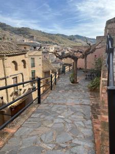 Blick auf die Stadt vom Balkon eines Gebäudes in der Unterkunft Casa Rural Cal Vellet del Priorat in La Vilella Baixa