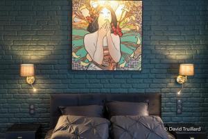 Ένα ή περισσότερα κρεβάτια σε δωμάτιο στο Suites MANA - Cupidon avec superbe vue Place Ducale Parking inclus