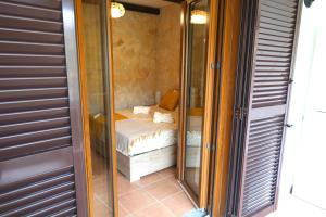 um quarto de vidro com uma pequena cama num quarto em JANNUZZI HOUSE em Trevignano Romano