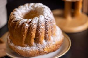 Un pastel Bundt en un plato sobre una mesa en Hôtel Diana Dauphine, en Estrasburgo