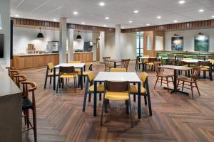 un restaurant avec des tables et des chaises ainsi qu'un bar dans l'établissement Fairfield by Marriott Inn & Suites Decatur, à Decatur